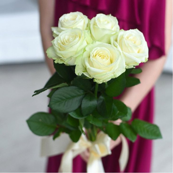 5 белых роз в Калининграде