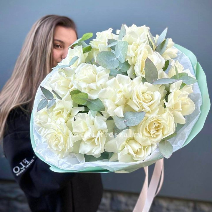 19 Белых французских роз "Ноте бьянке" в Калининграде
