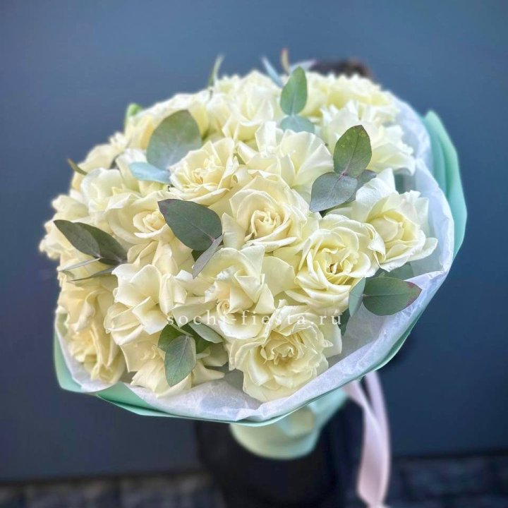 25 Белых французских роз "Ноте бьянка" в Калининграде