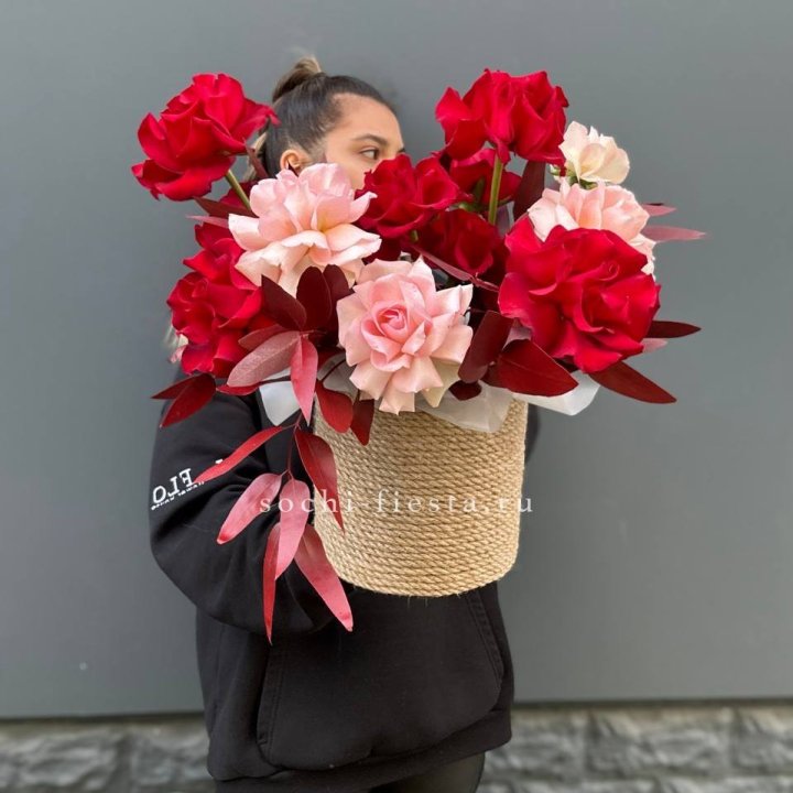 15 Французских роз в джутовом кашпо в Калининграде