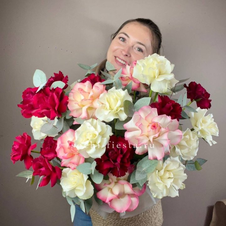 35 французских роз микс в джутовом боксе в Калининграде