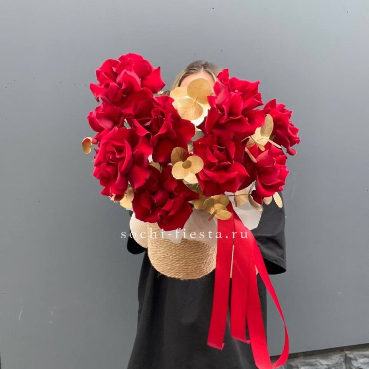 Красные французские розы в джутовом кашпо в Калининграде