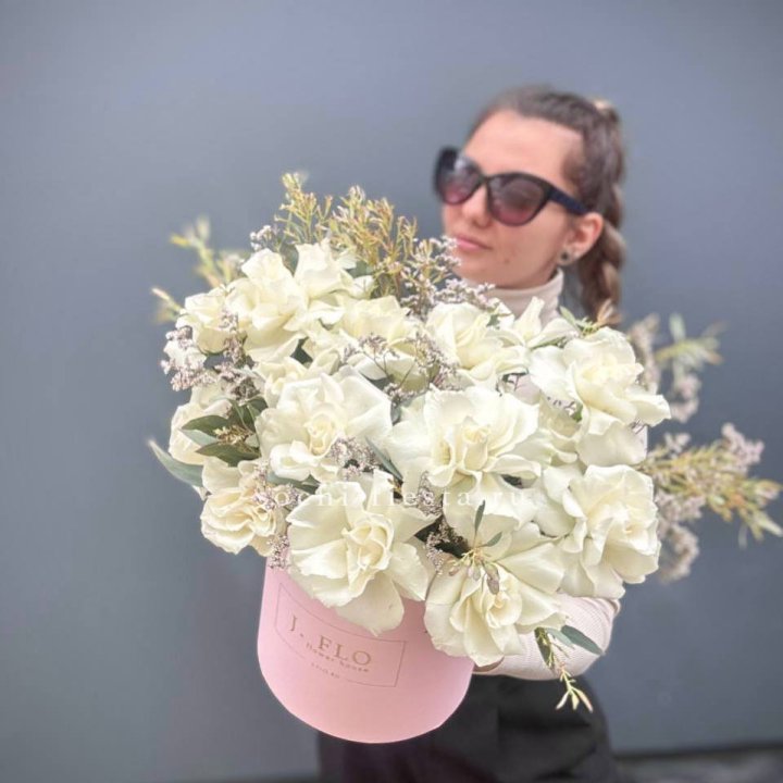 17 Французских белых роз в коробке Афина в Калининграде