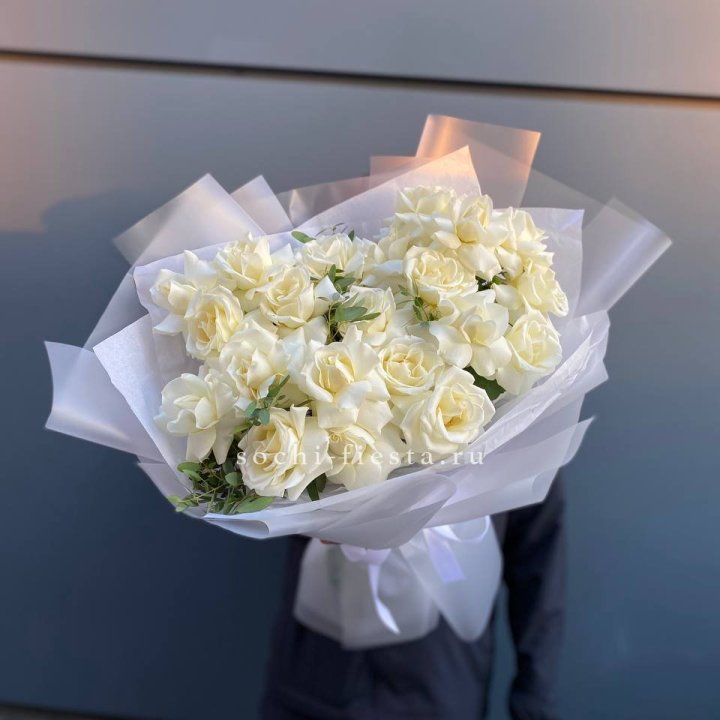 Пышный букет из белых роз в Калининграде