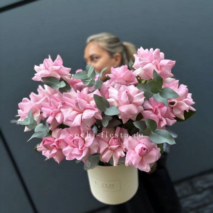 17 Розовых французских роз в боксе в Калининграде