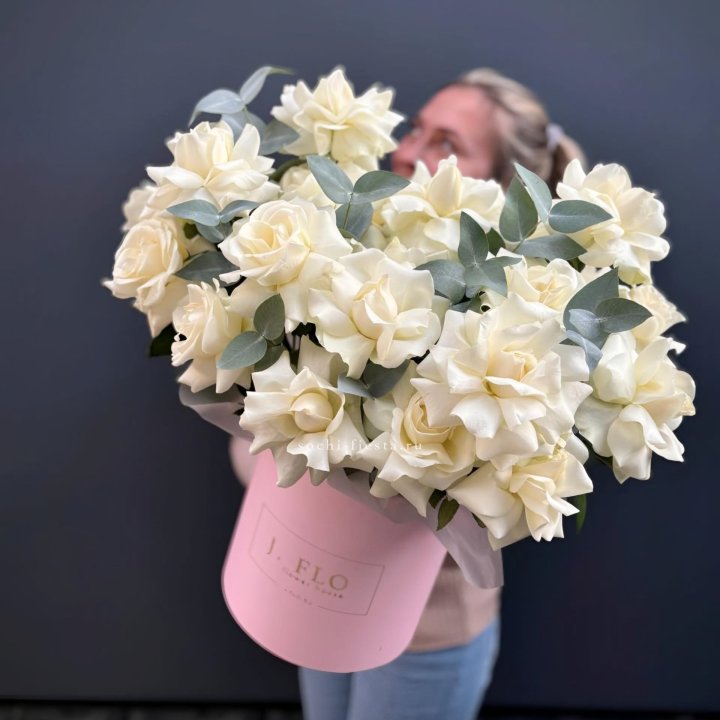 25 Французских белых роз в боксе в Калининграде