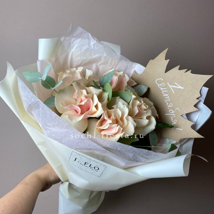 Букет кремовых роз к дню знаний в Калининграде
