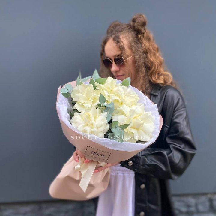 5 Белых французских роз в Калининграде