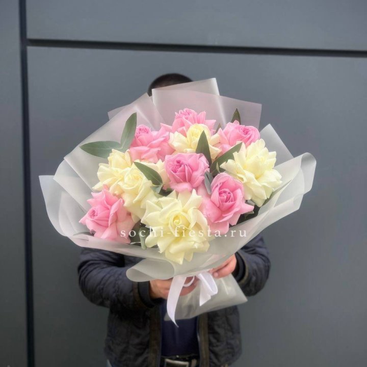 11 бело-розовых роз в Калининграде