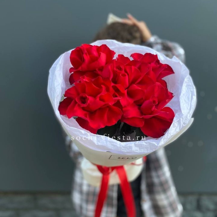 5 французских красных роз в Калининграде