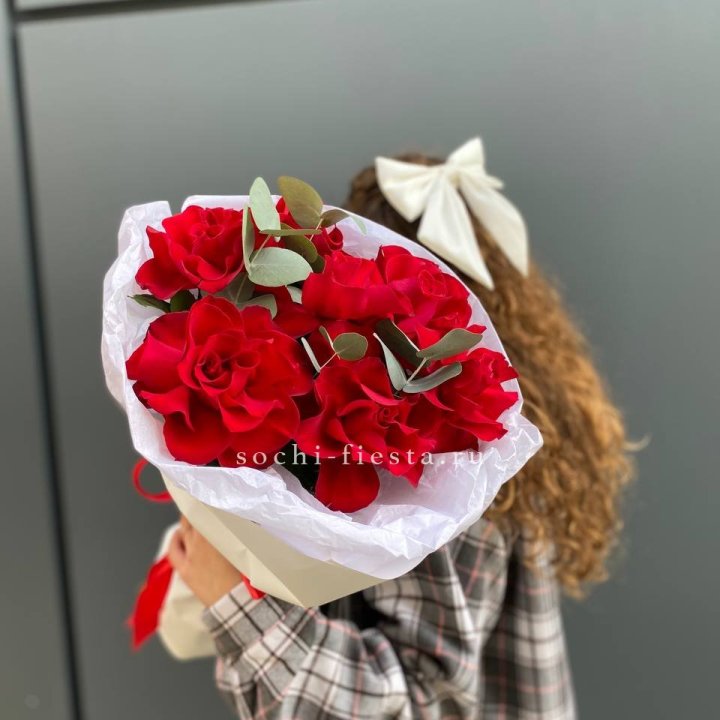 7 красных французских роз в Калининграде