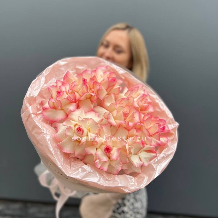 9 французских роз Джумилия в нежном оформлении в Калининграде