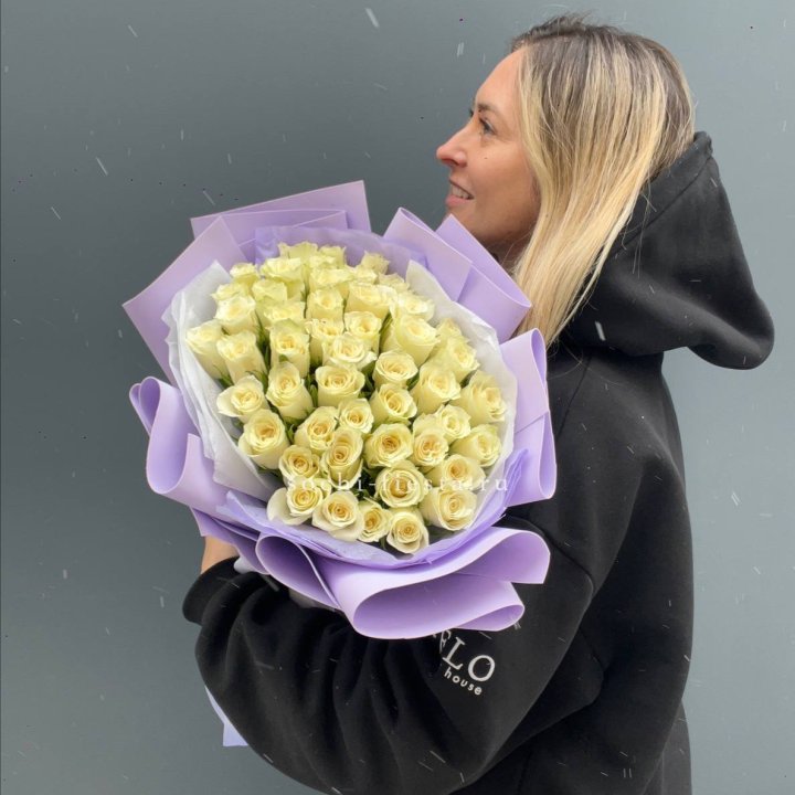 51 белая кенийская роза в оформлении в Калининграде