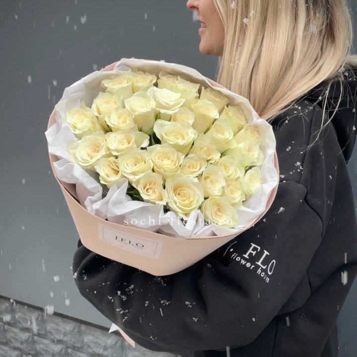 31 белая роза в оформлении в Калининграде