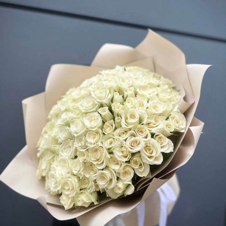 101 белая роза Атена в Калининграде