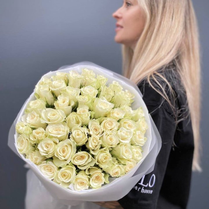 Воздушный букет из 51 белой кенийской розы в Калининграде