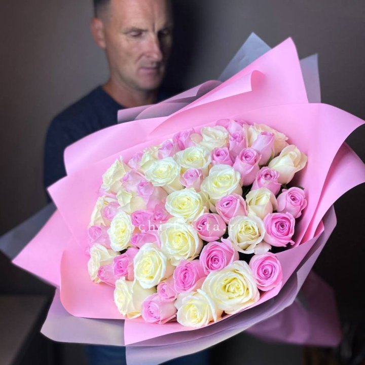 51 белых и розовых роз в Калининграде