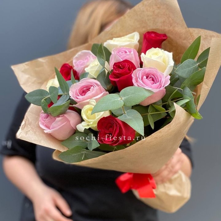 Букет из 15 роз с эвкалиптом в Калининграде