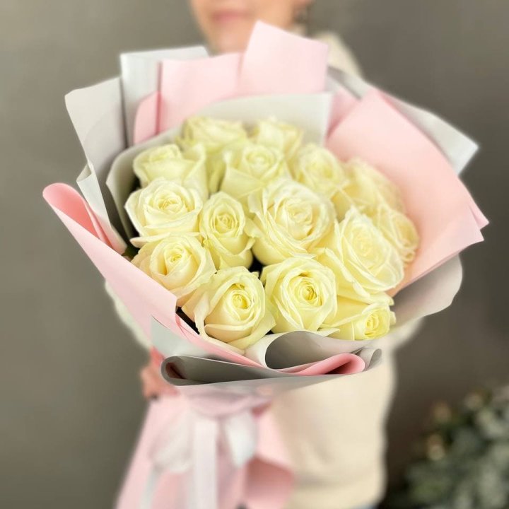 15 белых роз пудра в Калининграде