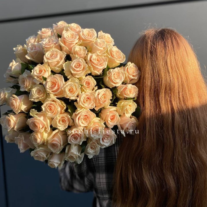 Охапка кремовых роз в Калининграде