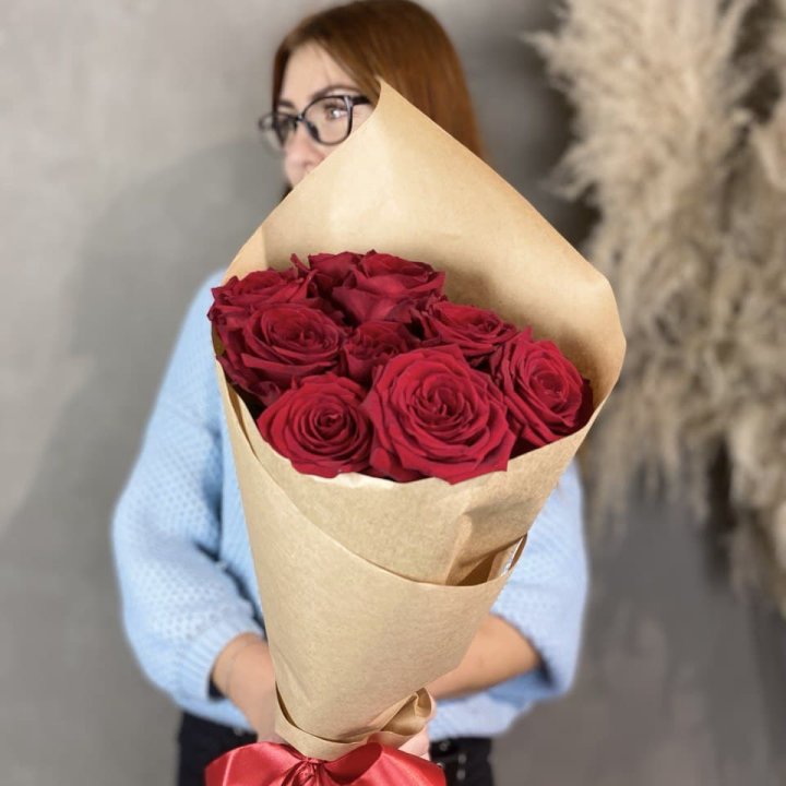 9 красных роз в крафте в Калининграде