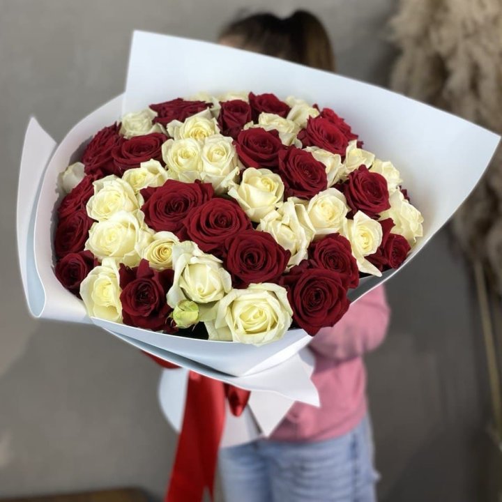 51 красная и белая роза в Калининграде