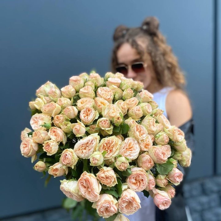 25 пионовидных роз в Калининграде