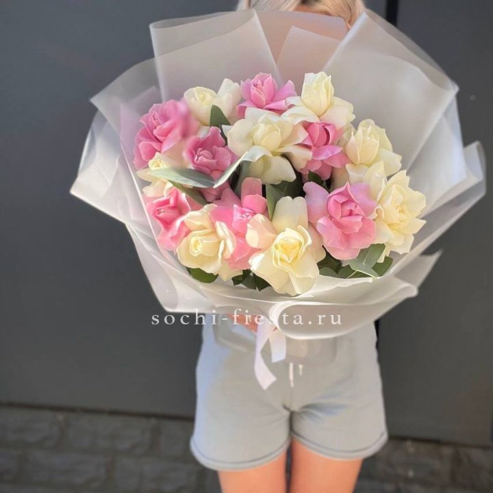 15 бело-розовых роз в Калининграде
