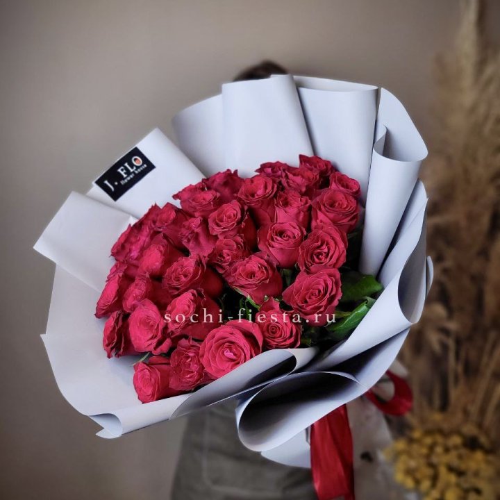 Красные розы 33 шт в Калининграде