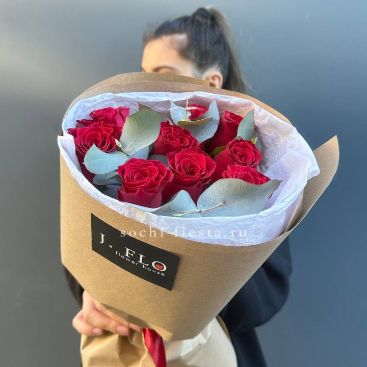 9 роз с эвкалиптом в Калининграде