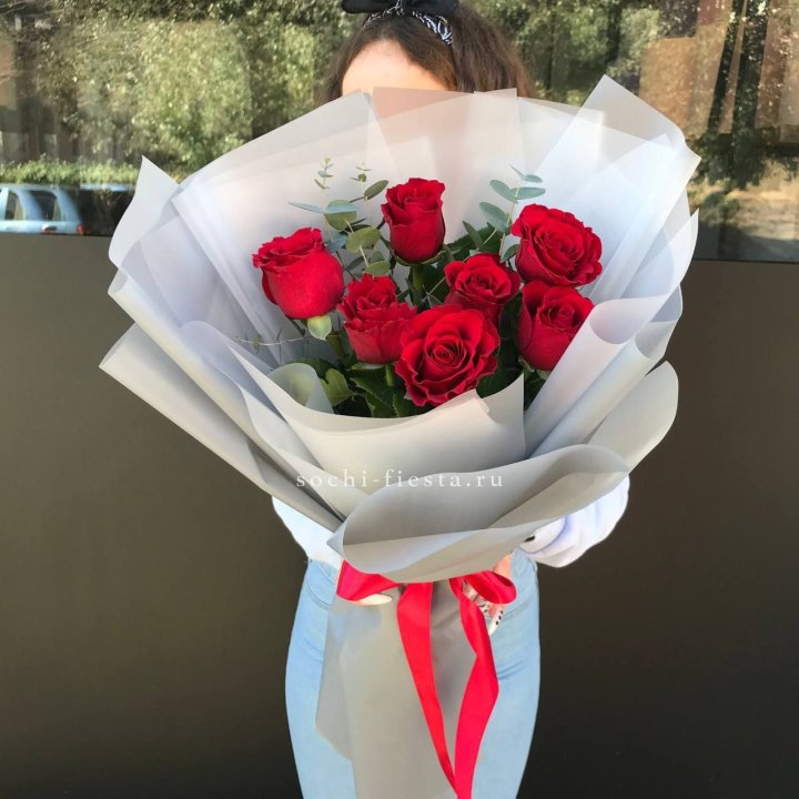 7 красных роз с эвкалиптом  в Калининграде
