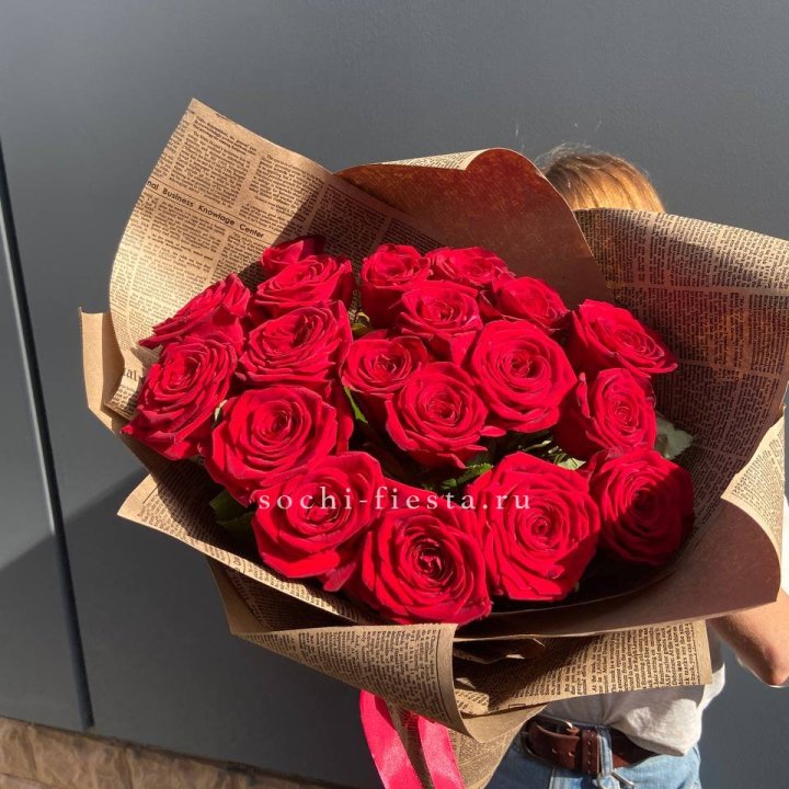 19 красных роз Леди Крафт в Калининграде