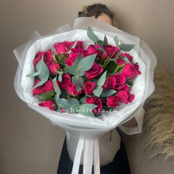 25 малиновых роз с эвкалиптом в Калининграде