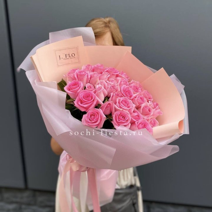33 Розовые розы в Калининграде