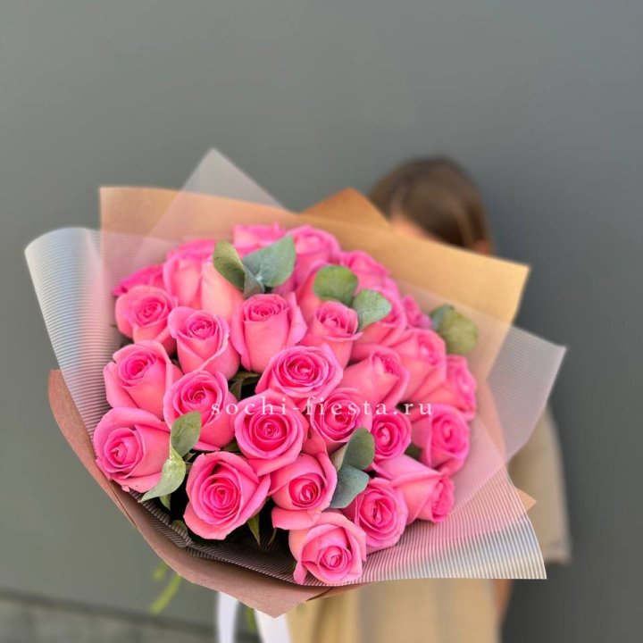 31 розовая роза с эвкалиптом в Калининграде