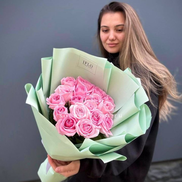 17 розовых роз в Калининграде