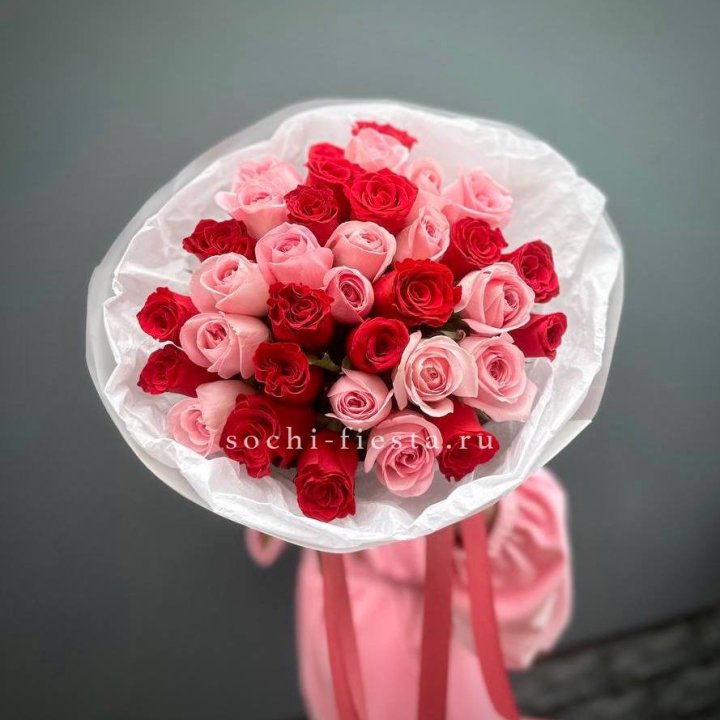 Букет красных и розовых 35 роз в Калининграде