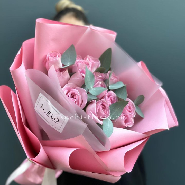 15 Розовых роз с эвкалиптом в Калининграде