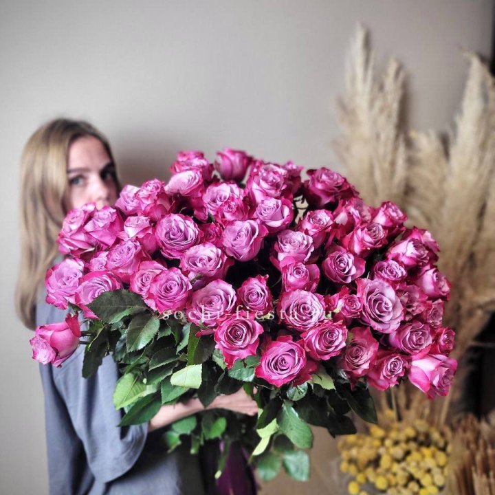 Охапка высоких роз Деп перпел в Калининграде