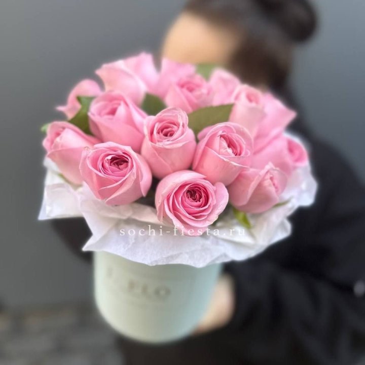 17 розовых роз в цилиндре в Калининграде