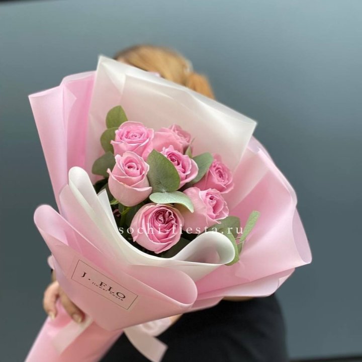 7 розовых роз с эвкалиптом в Калининграде