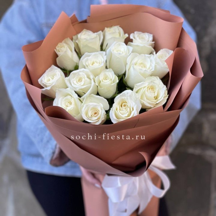 15 белых роз сиена в Калининграде