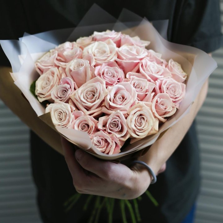 27 кремовых роз в Калининграде