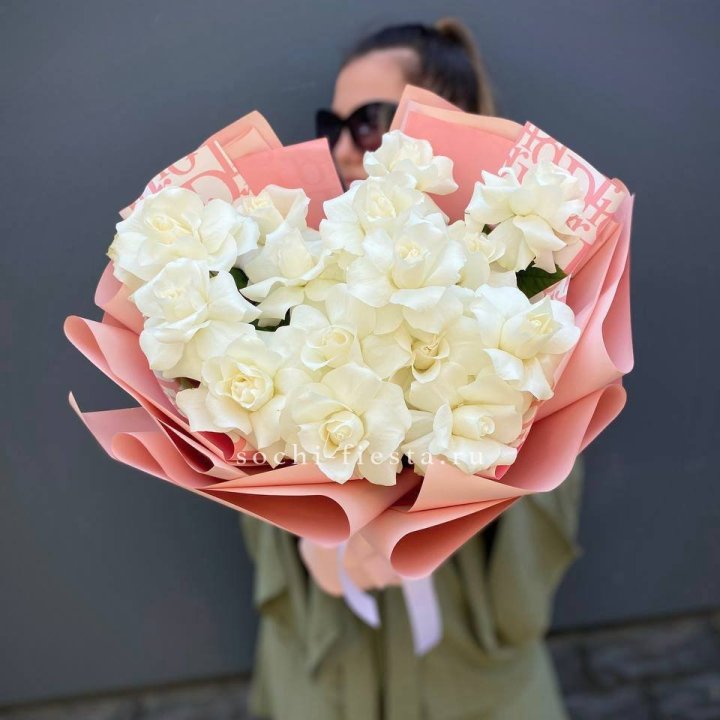 Белые розы "Аморе" в Калининграде