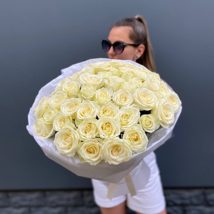 51 белая роза  в Калининграде