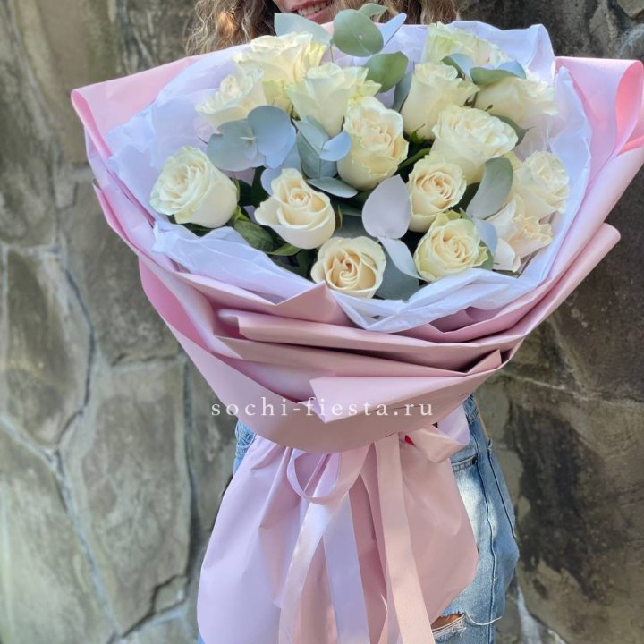 Белые розы в авторском оформлении в Калининграде