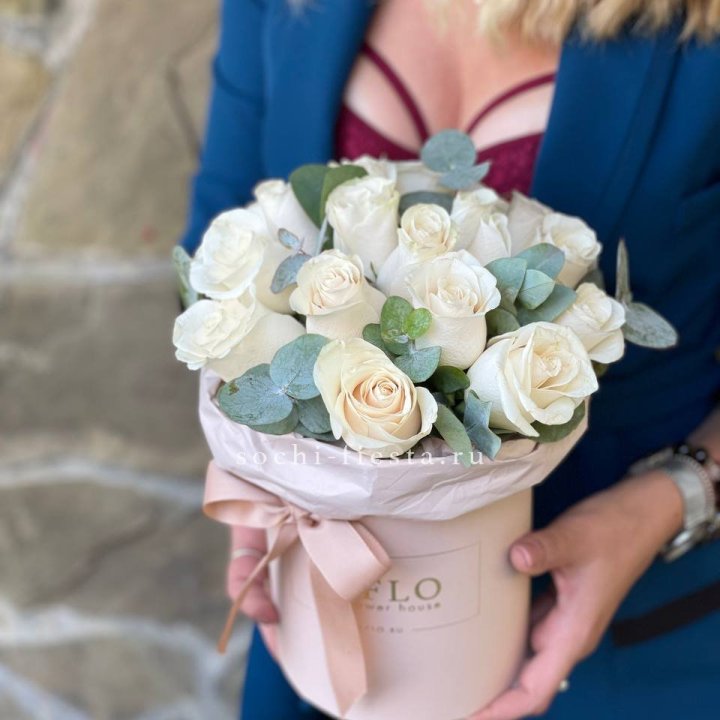 Цилиндр из белых роз в Калининграде