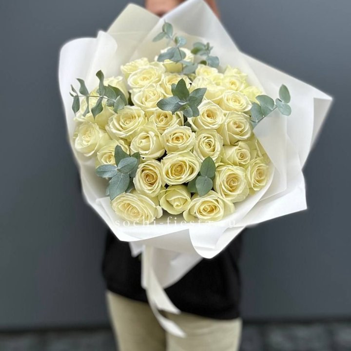 31 белая роза с эвкалиптом в Калининграде