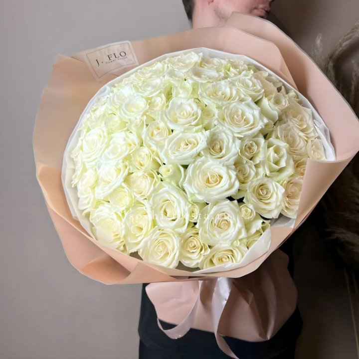 51 белая  роза в оформлении в Калининграде