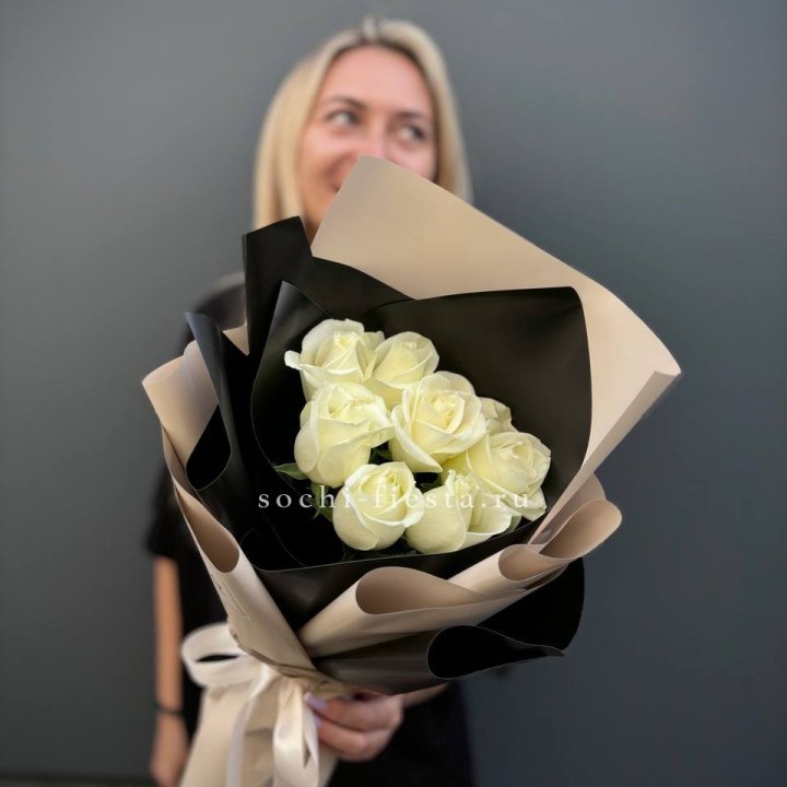 7 белых роз Иммерсив в Калининграде